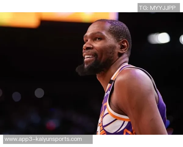 杜兰特幽默回应打球与刷推特的时间安排只需几秒钟轻松搞定