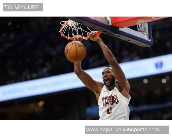 双塔联手展现统治力小莫布里与阿伦合砍32分21篮板8助攻助球队取胜