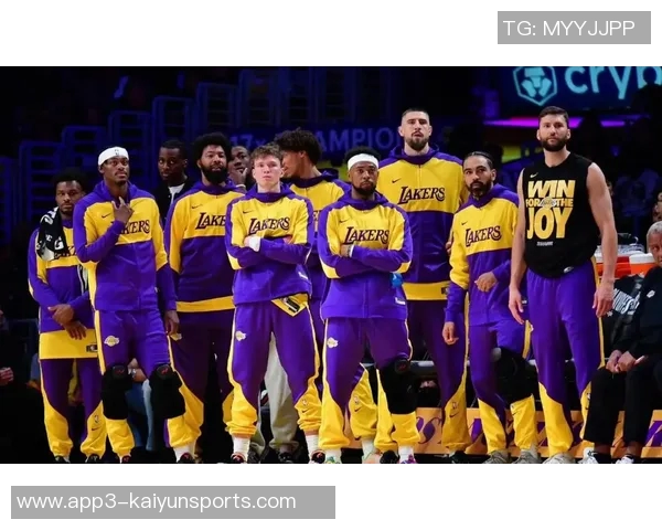 八村塁绝杀瞬间詹姆斯与湖人队员热烈庆祝场面温馨感人